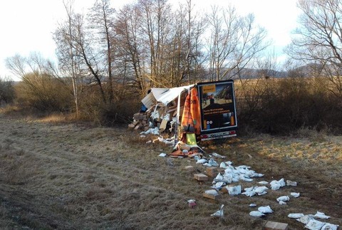 Nehoda dvoch kamiónov a osobného auta.