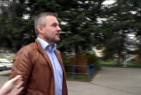 Šaty robia politika. Neformálne oblečenie vraj na voličov zaberá