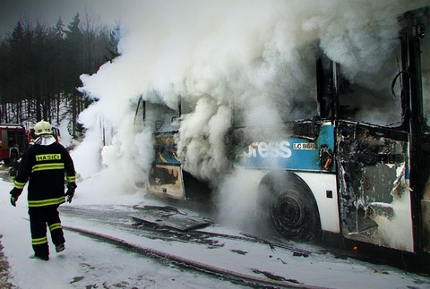Donovaly požiar hasiči autobus 8.2.2014 foto2