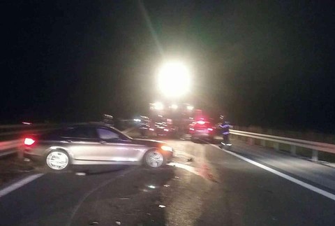 Zrážka osobných áut na R1. Časť úseku cesty museli uzatvoriť