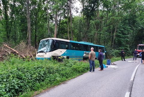 Pri Nitre sa zrazil autobus s osobným automobilom