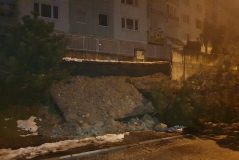 Múr sa zrútil tesne vedľa zaparkovaných áut. Hasiči a policajti uzavreli okolie