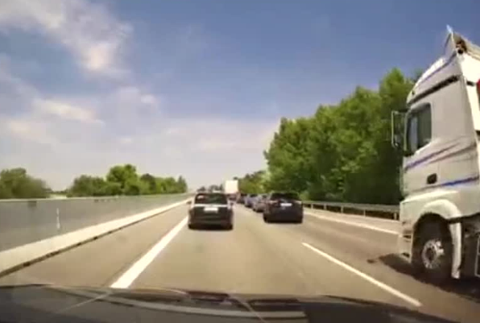 Šialený kamionista vytláčal autá do zvodidiel 