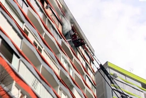 Oheň v paneláku môže byť fatálny. Odborník radí, ako sa správať a nepanikáriť