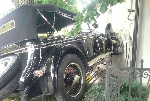 Staršie auto nabúralo do kaplnky