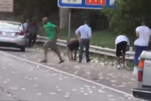 Ľudia neverili vlastným očiam, na diaľnici zastavili. Vzduchom lietali tisícky eur