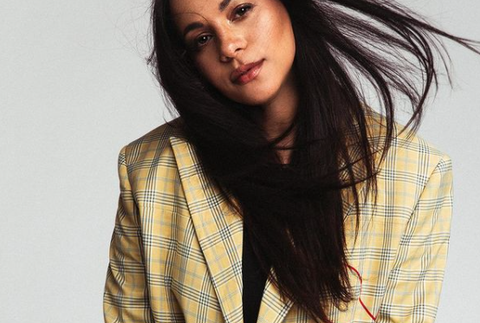 Tina s tmavými vlasmi