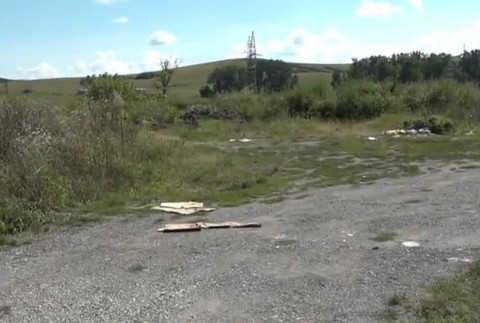 Rodina bez hanby vyhadzovala smeti rovno z auta.