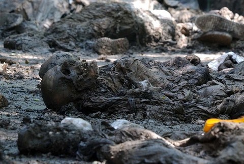 Krvavá masakra pri Srebrenici sa odohrala 11. júla 1995. Srbské jednotky vyvraždili až 8000 moslimov. Ide o najhorší zločin spáchaný na civilistoch počas konfliktu v Bosne a Hercegovine a zároveň najkrvavejší vojnový zločin v Európe od konca II. svetovej 