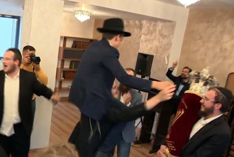 Židovská komunita v Bratislave je stále aktívna. Do života uviedli novú tóru