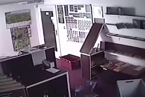 V múzeu pri Banskej Bystrici v noci záhadne padajú knihy z police. Zachytili to aj kamera
