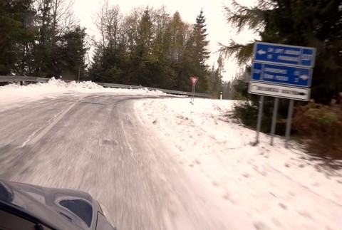 Zima definitívne dorazila. Nízke teploty a sneh trápia už aj cestárov