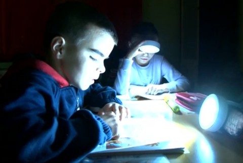 Deti s tužkovými baterkami. Darované Vianoce im pomohli, aby nežili v tme