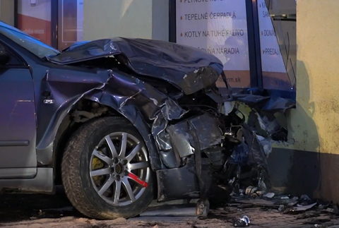 Auto prerazilo výklad 2