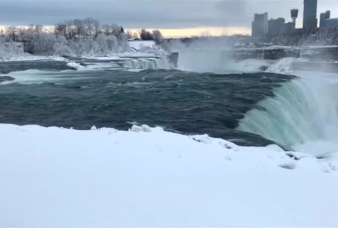 [multi] FOTOGALÉRIA: Zamrznuté Niagarské vodopády berú dych 4695
