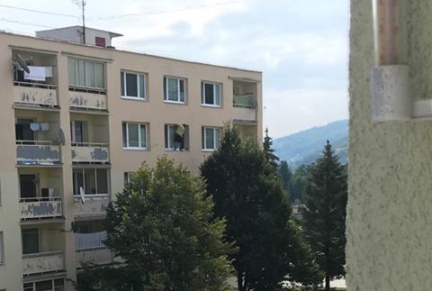 Rozruch na zvolenskom sídlisku. Muž spadol z okna zo štvrtého poschodia