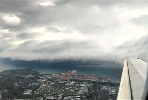 [multi] VIDEO: Sydney zasiahla desivá búrka. Tisícky domácnosti ostali bez prúdu 5976