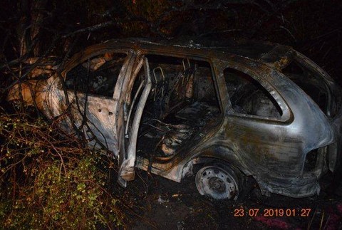 Tínedžeri narazili s autom do stromu. Vozidlo skončilo celé v plameňoch