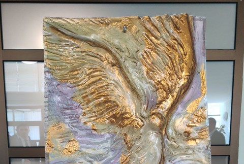 Šutaj Eštok daroval synovi Lučanského reliéfnu plastiku „Padlý anjel“