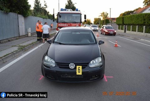 Dievča zahynulo po náraze dvoch áut.