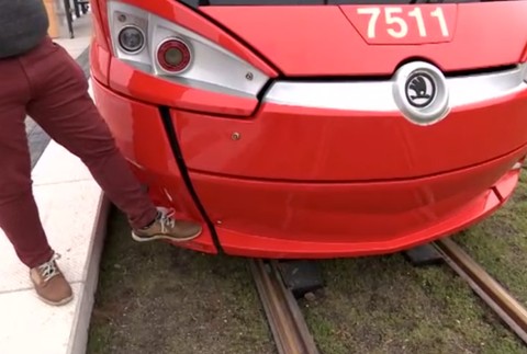 Mladíci sa vozili na plastovom zadnom nárazníku