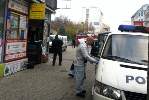Polícia zaisťuje miesto činu