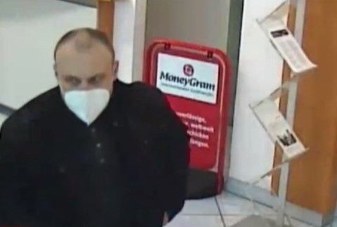 Ak poznáte tohto muža, ihneď kontaktujte policajtov.