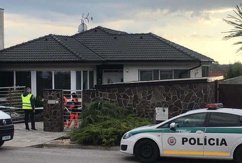 Polícia zasahuje v Trnave. V garáži našli dve mŕtve telá 