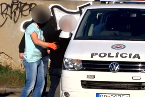 Štyri výstrely a ženský krik. Kukláči zasahovali v Humennom