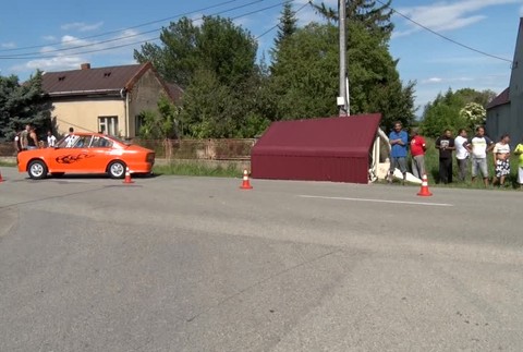 Autom narazil do murovanej zastávky, ktorá sa zrútila na ľudí čakajúcich na autobus