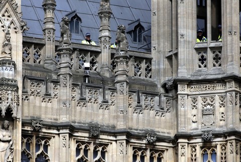 Thather pohreb ostrelovači