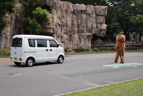 VIDEO: Japonskí pracovníci Zoo nacvičovali útek leva. Ľudia sa bavia na reakcii skutočných levov