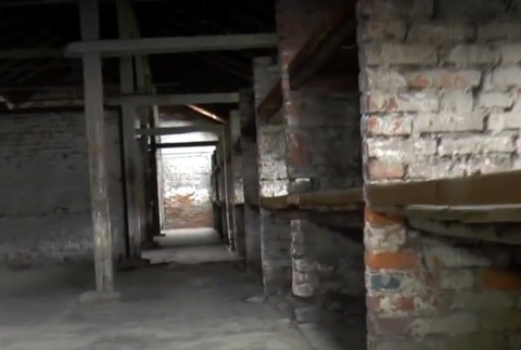 Väzenie za vyryté meno. Muž sa zvečnil na stene Osvienčimu