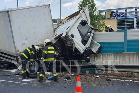 Kamión vo zvodidlách