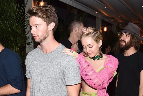 Miley Cyrus a Patrick Schwarzenegger na Moschino Party