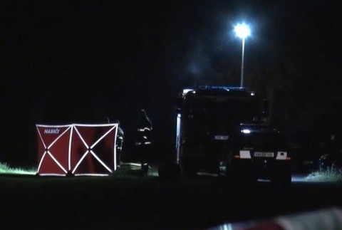 Muž držal novorodenca pri okne a vyhrážal sa, že ho zabije.