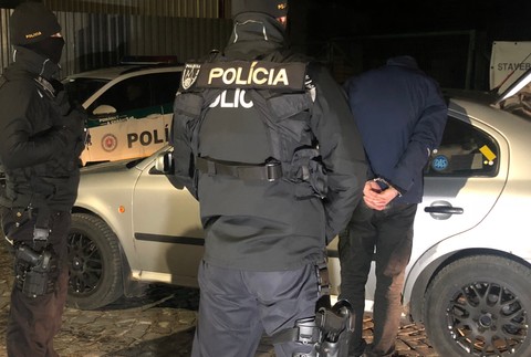 Policajti po prehliadke bytu zadržali aj mužovu partnerku