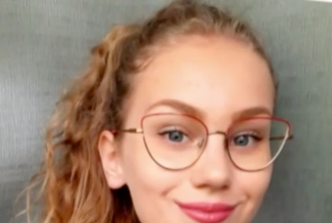 Júlia Ivanová  v okuliaroch