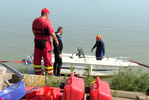 Záchranná akcia na Dunaji. Čln narazil do piliera mosta Apollo