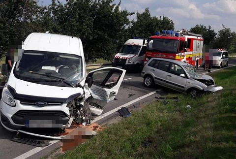 Polícia uzavrela cestu za Senicou. Zrazili sa tam dve autá