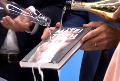 Matej Tóth krstí knihu 