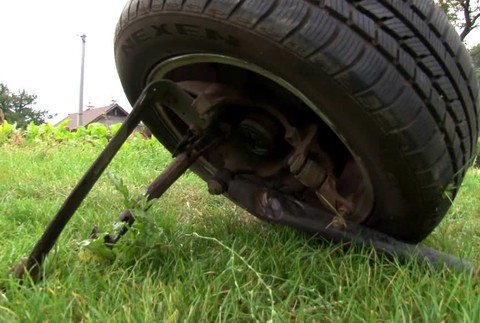 [multi] Muž (46) mal vo veľkej rýchlosti naraziť do oprotiidúcej vodičky. Po zrážke z miesta ušiel 23