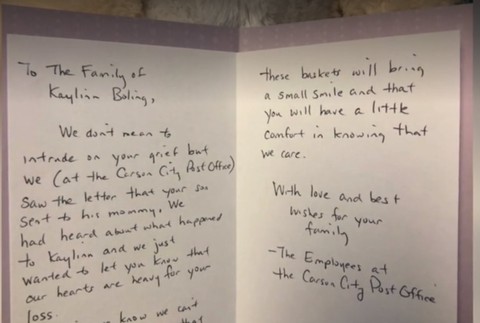 Malý Travis je presvedčený, že dostáva darčeky od mamy. Tá zahynula pri autonehode