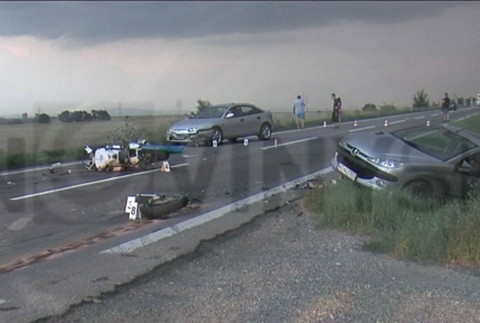 Zrážka motorkára s dvomi autami