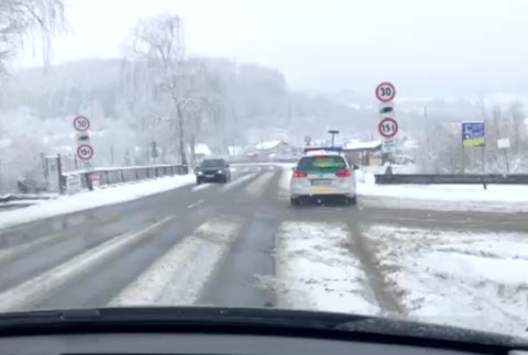 Dievča po nehode skončila s prevráteným autom v potoku. Zakliesnená visela dole hlavou