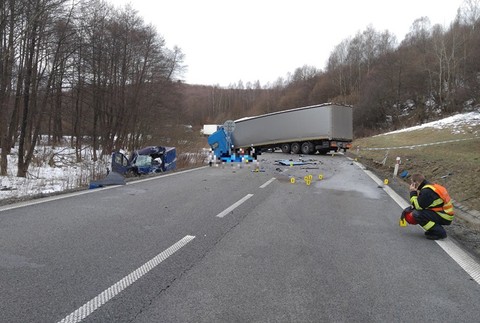 FOTO: Vážna dopravná nehoda pri Svidníku. Cestu uzavreli