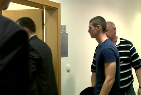 Mal zbiť manželku a hodiť ju do klietky k levici. Žena na súde tvrdila, že vo väzení má byť ona