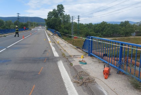 Nehoda kamióna: Vodič zletel z mosta