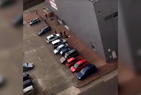 [multi] Policajt zbil bezdomovca 158