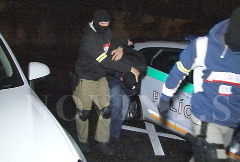 Polícia zadržala muža, ktorý brutálne napadol na ulici mladú ženu